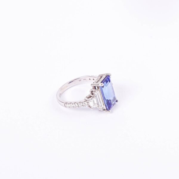 ANILLO ORO BLANCO SAFIRO CORTE ESMERALDA